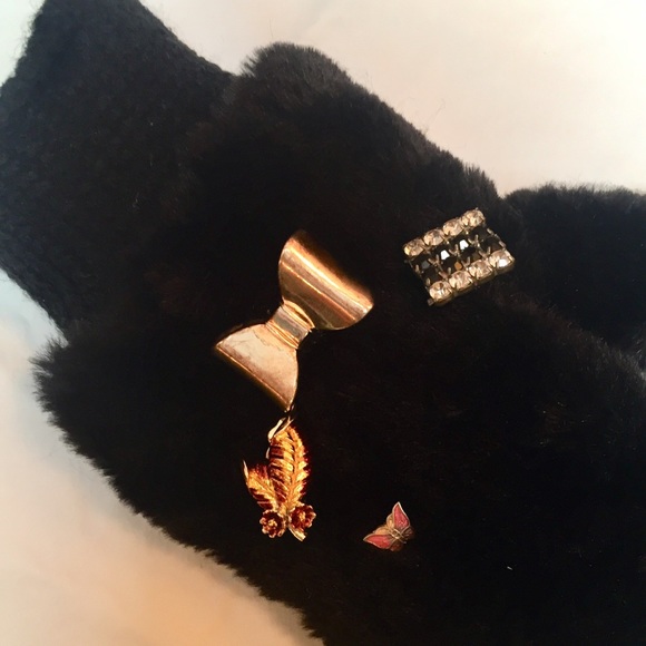 Audrey Faux Fur Vintage Brooch Embellished Mittens - Picture 6 of 8